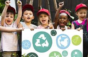 Crianças com placas referentes a reciclagem